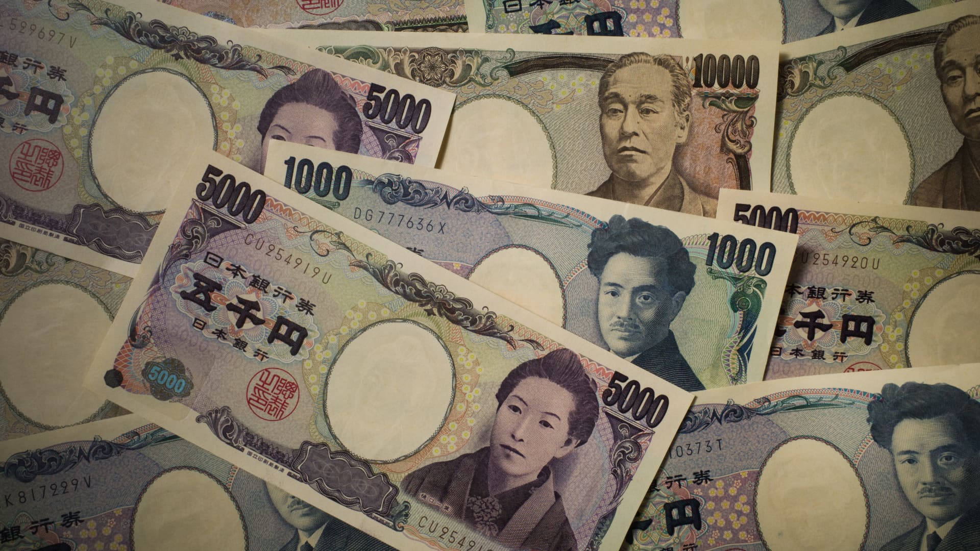 Japan's yen has seen wild swings this year &mdash; is it still a safe-haven asset?